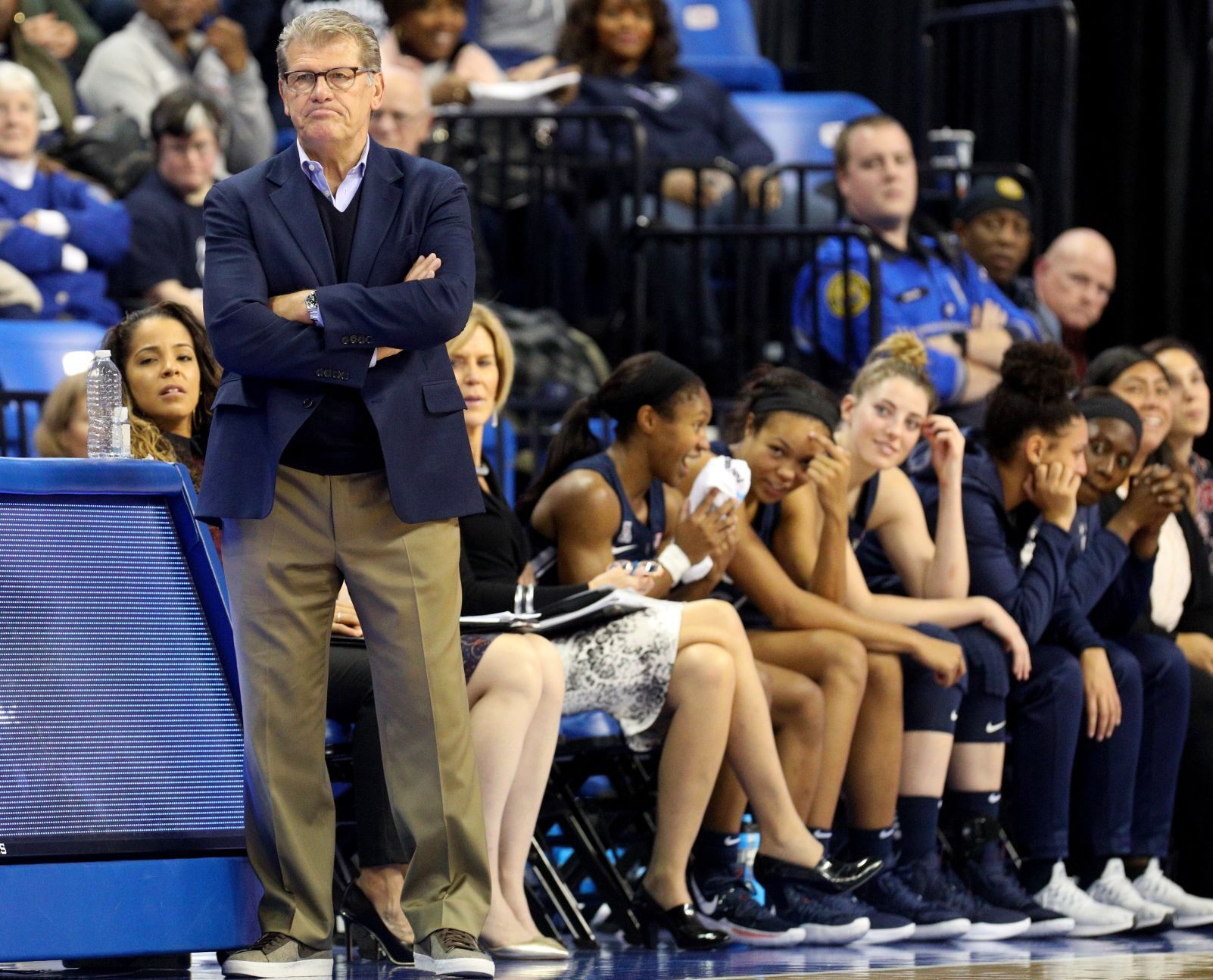 Billikens 42, Huskies 98